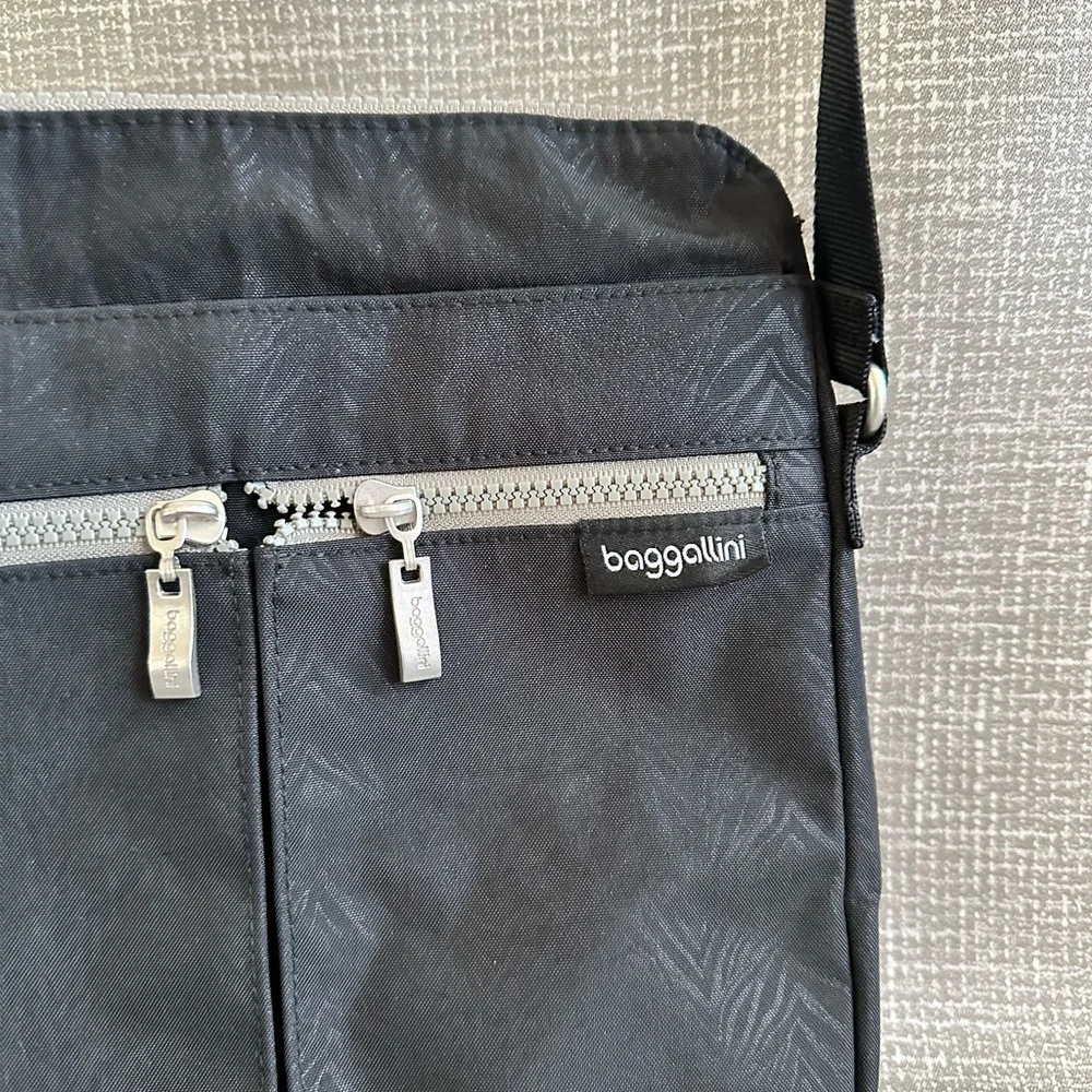 Baggallini Black Nylon Crossbody Messenger Bag Lightweight Travel Everyday